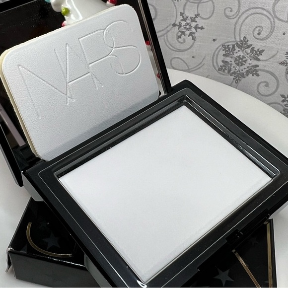 NARS Light Reflecting Setting Pressed Powder | Shade Crystal | Christmas - Picture 10 of 11